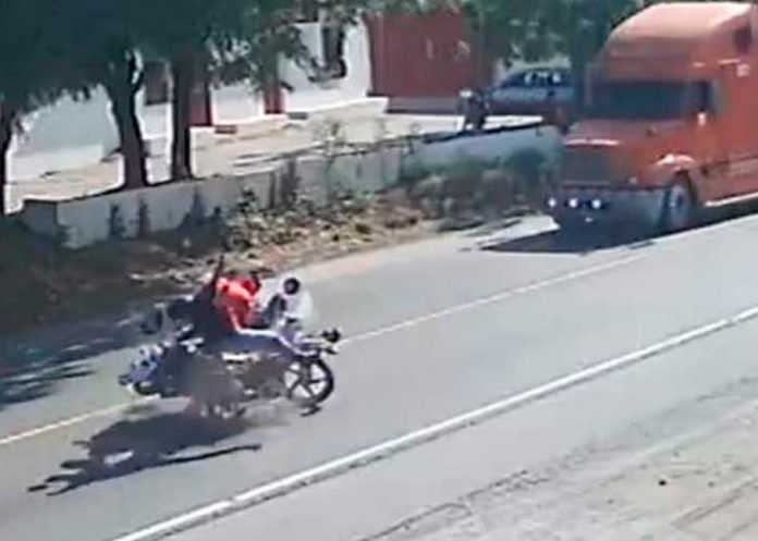 Vivos de milagro tras chocar de frente en una carretera de Guatemala