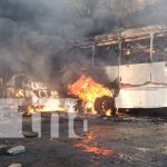 Foto: Fuerte incendio consume al menos tres unidades de buses en Matagalpa / TN8