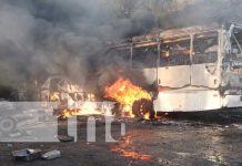 Infernal incendio de tres unidades de buses en Matagalpa (VIDEO) Foto: Fuerte incendio consume al menos tres unidades de buses en Matagalpa / TN8