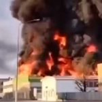 Inmensas llamas provocadas por un incendio devoran planta química en Italia