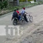Motorizado se pasa levantando a ciclista en una vía de Jalapa (VIDEO) Foto: Accidente con ciclista en Jalapa, Nicaragua / TN8