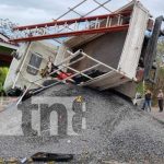 Insólito: Bulto de piedrín los salva de morir en Juigalpa, Chontales Foto: Se salvaron por un bulto de piedrín en Chontales / TN8