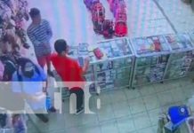 Ladrón en el Mercado Oriental: Roba en las narices de sus víctimas (VIDEO) Foto: Ladrón descarado en el Mercado Oriental / TN8