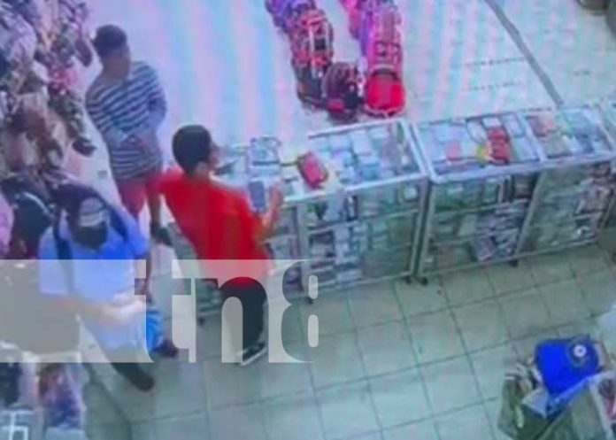 ladron-orien-2 Foto: Ladrón descarado en el Mercado Oriental / TN8