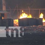 Foto: Montacargas y un camión incendiados en un parque industrial en Carretera Vieja a León / TN8