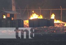 Infernales llamas en parque industrial de Carretera Vieja a León Foto: Montacargas y un camión incendiados en un parque industrial en Carretera Vieja a León / TN8