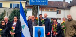 Al grito de "Sandino vive", grupos de solidaridad de Suiza, rinden homenaje al héroe de Nicaragua