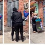 Joven da sorpresa a su novio con dos osos gigantes