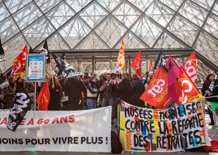paris1 En París bloquean el museo Louvre en protesta a la reforma de pensiones