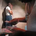 Capturan a desalmada mujer que vendió a su hija a un anciano en París