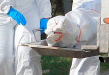 Desenterró, momificó y vivió 13 años con el cadáver de su mamá en Polonia