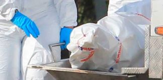 Desenterró, momificó y vivió 13 años con el cadáver de su mamá en Polonia