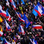 Decenas de miles de personas protestan en las calles de Praga contra la OTAN Decenas de miles de personas protestan en las calles de Praga contra la OTAN