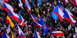 Decenas de miles de personas protestan en las calles de Praga contra la OTAN