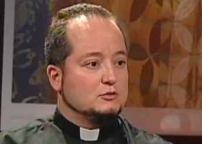 ¡Increíble! Cura afirma que las mujeres son 