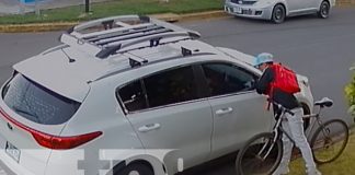 "Lacra" roba a plena luz del día espejos de un vehículo en Managua