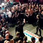 ¡Qué loquera! En pleno concierto una banda de heavy metal juega Twister ¡Qué loquera! En pleno concierto una banda de heavy metal juega Twister