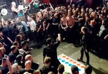 ¡Qué loquera! En pleno concierto una banda de heavy metal juega Twister ¡Qué loquera! En pleno concierto una banda de heavy metal juega Twister