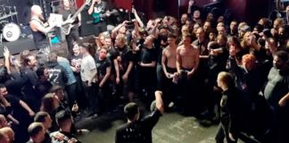 ¡Qué loquera! En pleno concierto una banda de heavy metal juega Twister