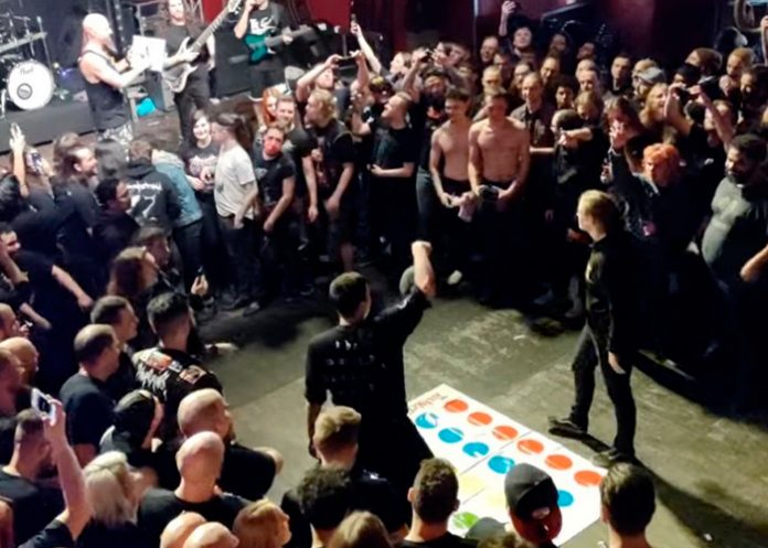 tendencias2 ¡Qué loquera! En pleno concierto una banda de heavy metal juega Twister