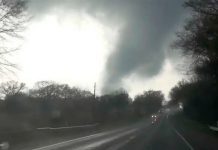 Miles de personas sin electricidad por el azote de tornados en Texas Miles de personas sin electricidad por el azote de tornados en Texas