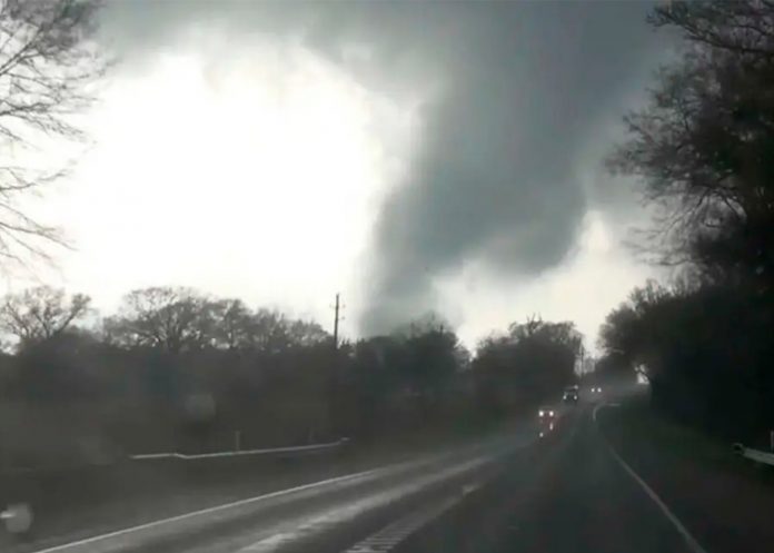 Miles de personas sin electricidad por el azote de tornados en Texas