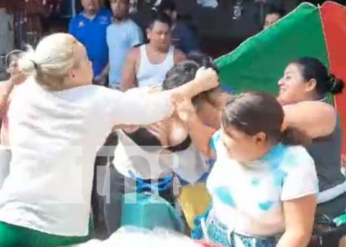 Foto: Pleito de mujeres comerciantes en el mercadito de Tipitapa / TN8