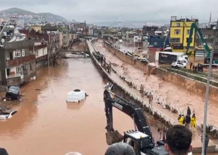 Registran al menos 14 muertos por inundaciones en Turquía