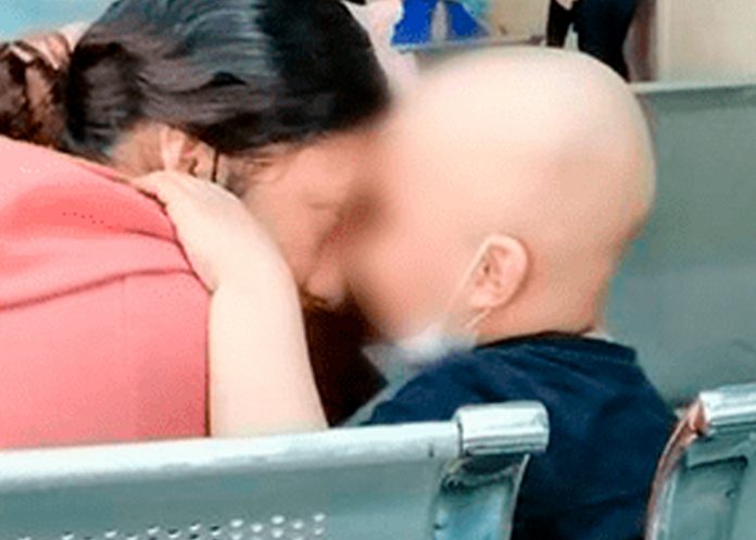 viral2 ¡Conmovedor! Madre e hijo luchan contra el cáncer “¿Estaré bien, verdad, mamá?