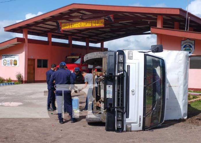 Foto: Vuelco de camión frente a los bomberos de Río Blanco / TN8
