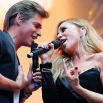 En plena turbulencia Carlos y Marta tranquilizan a pasajeros cantando ‘Colgando en tus manos’ Carlos Baute y Marta Sánchez amenizan turbulencias de un avión