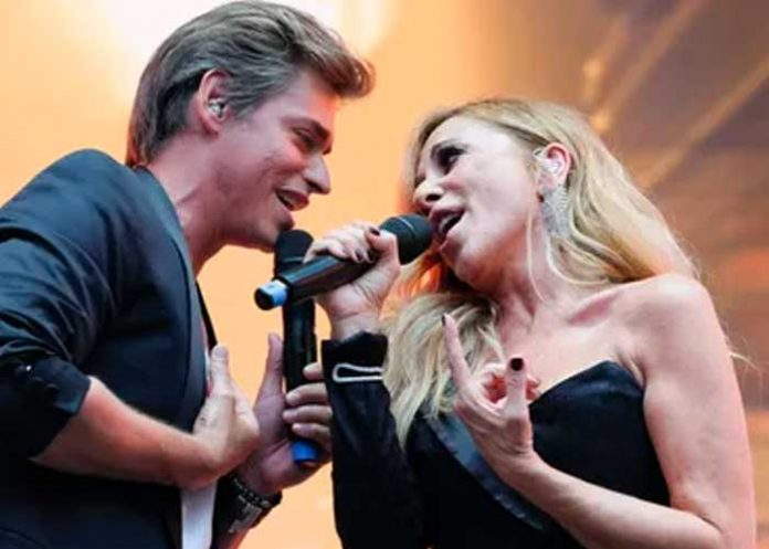 Carlos Baute y Marta Sánchez amenizan turbulencias de un avión