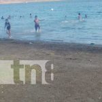 Con tremendo «chapuzón» familias se refrescan en las aguas de Xiloá Con tremendo "chapuzón" familias se refrescan en las aguas de Xiloá
