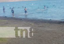 Con tremendo «chapuzón» familias se refrescan en las aguas de Xiloá Con tremendo "chapuzón" familias se refrescan en las aguas de Xiloá