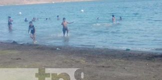 Con tremendo "chapuzón" familias se refrescan en las aguas de Xiloá