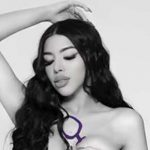 Yeri Mua se desnuda para conmemorar el Día de la Mujer