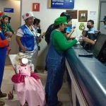 Familia realiza un cosplay en el cine de Super Mario Bros
