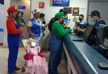 Familia realiza un cosplay en el cine de Super Mario Bros