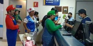 Familia realiza un cosplay en el cine de Super Mario Bros