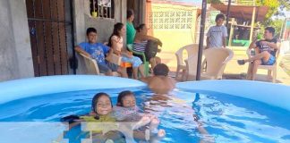 Con un chapuzón en piscina desde casa, familias disfrutan sus vacaciones de Semana Santa