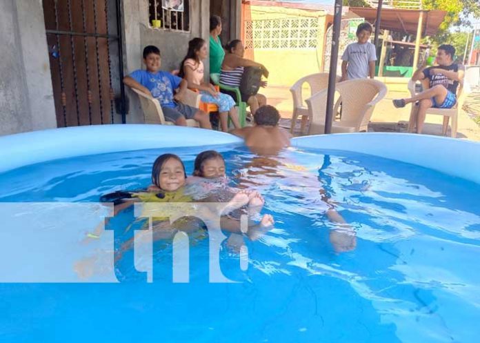 Con un chapuzón en piscina desde casa, familias disfrutan sus vacaciones de Semana Santa