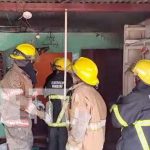 Voraz incendio reduce a ceniza 3 viviendas en Managua