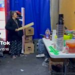 Video: A garrotazos madre saca del establecimiento cervecero a su hijo A garrotazo una madre saca a sus hijo de un puesto de licor.