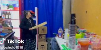 A garrotazo una madre saca a sus hijo de un puesto de licor.