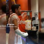 Video: Hombre no tiene vergüenza, se disfraza de la Princesa Peach Se disfraza de la Princesa Peach para ver la película