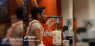 Se disfraza de la Princesa Peach para ver la película