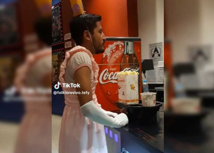 1 Se disfraza de la Princesa Peach para ver la película