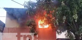 Foto: Incendio consume segunda planta de una vivienda en la Villa Miguel Gutiérrez, Managua / TN8