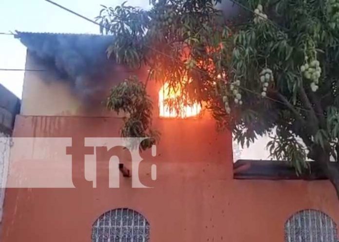 Foto: Incendio consume segunda planta de una vivienda en la Villa Miguel Gutiérrez, Managua / TN8