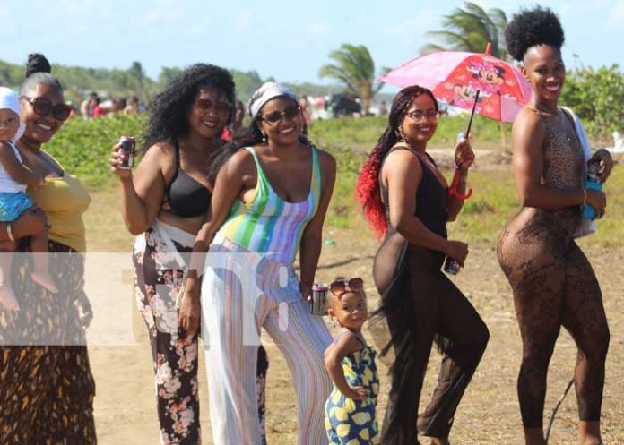 Foto: Bluefields: Playa del Puerto El Bluff llena de turistas en este verano / TN8